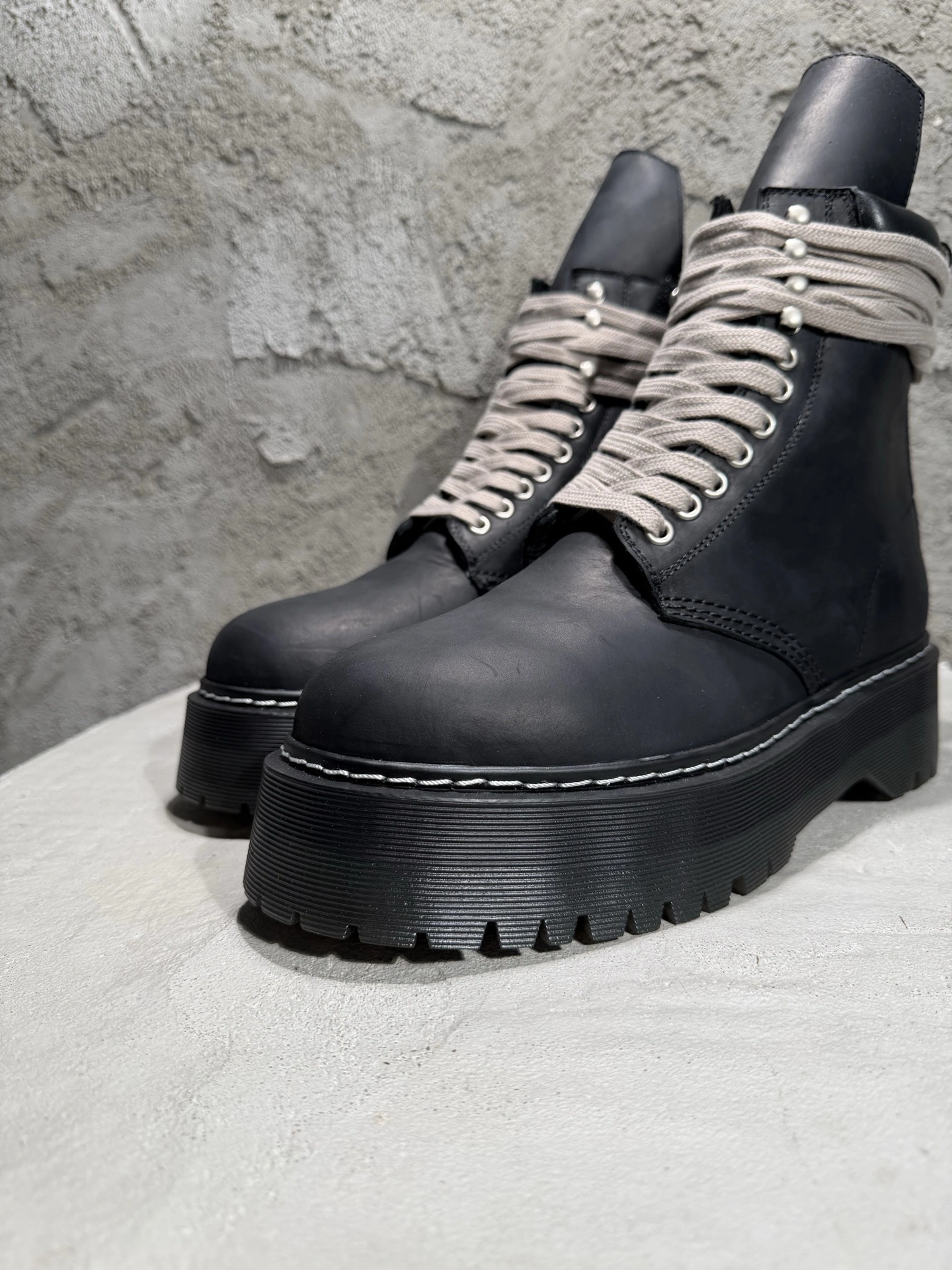 OOBB--Ow59s DM02E68139001-09  DW02E68139001-09 Ow59s x Dr.Martin Calfskin cowhide item:F-X409B0223B